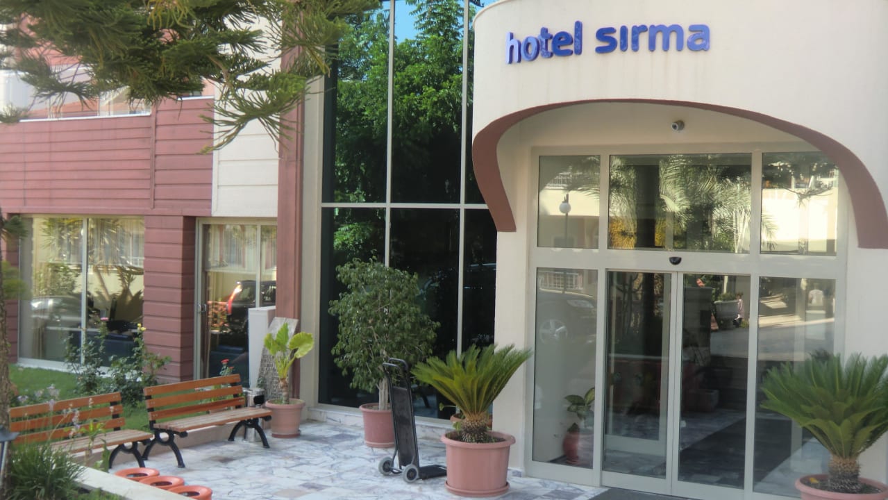 Hoteleingang Hotel Sirma