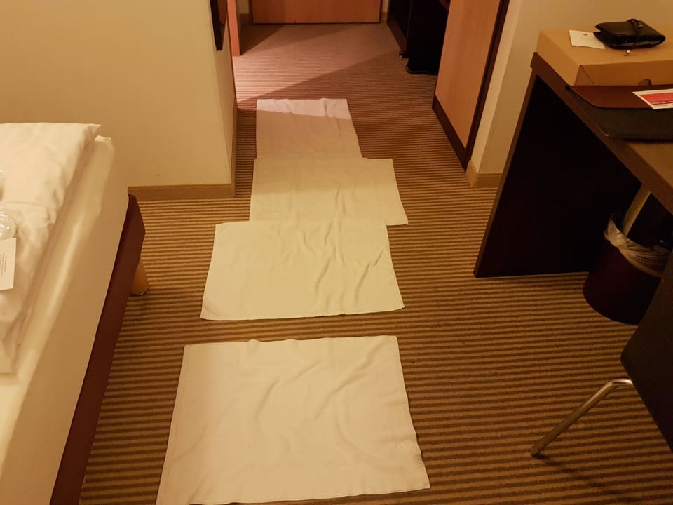 Blutverschmierter Boden mit Handtüchern bedeckt acom Hotel München