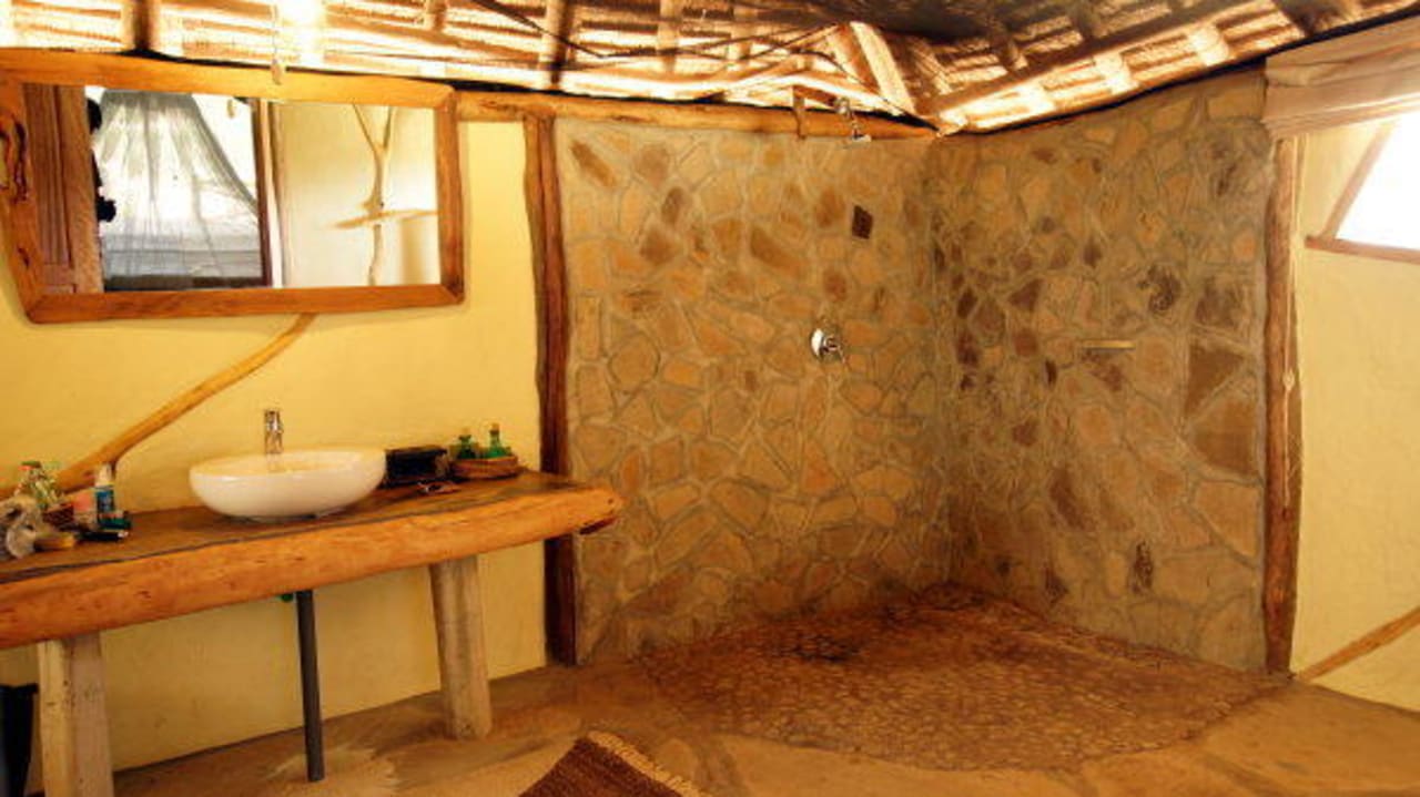 Am Zelt angebaut - Bad mit Dusche und WC Satao Camp