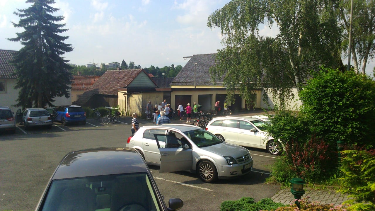 Parkplatz, hinten Fahrraeder,Garagen Hotel Landhaus Fink