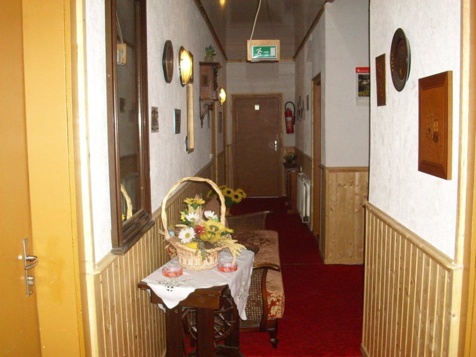Gang zu den Zimmern Pension Kleiner Waldkater