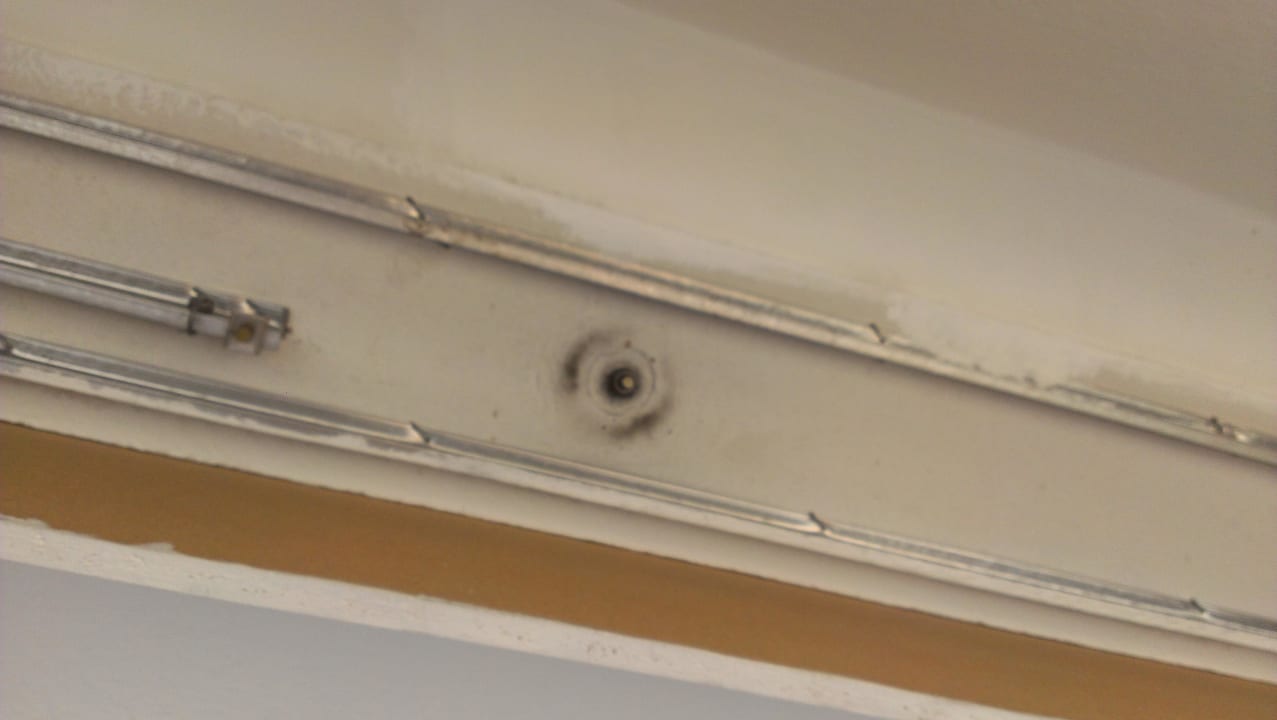 Vergammelte Gardinenleiste Nr. 2 im Schlafzimmer Days Inn Leipzig City Centre