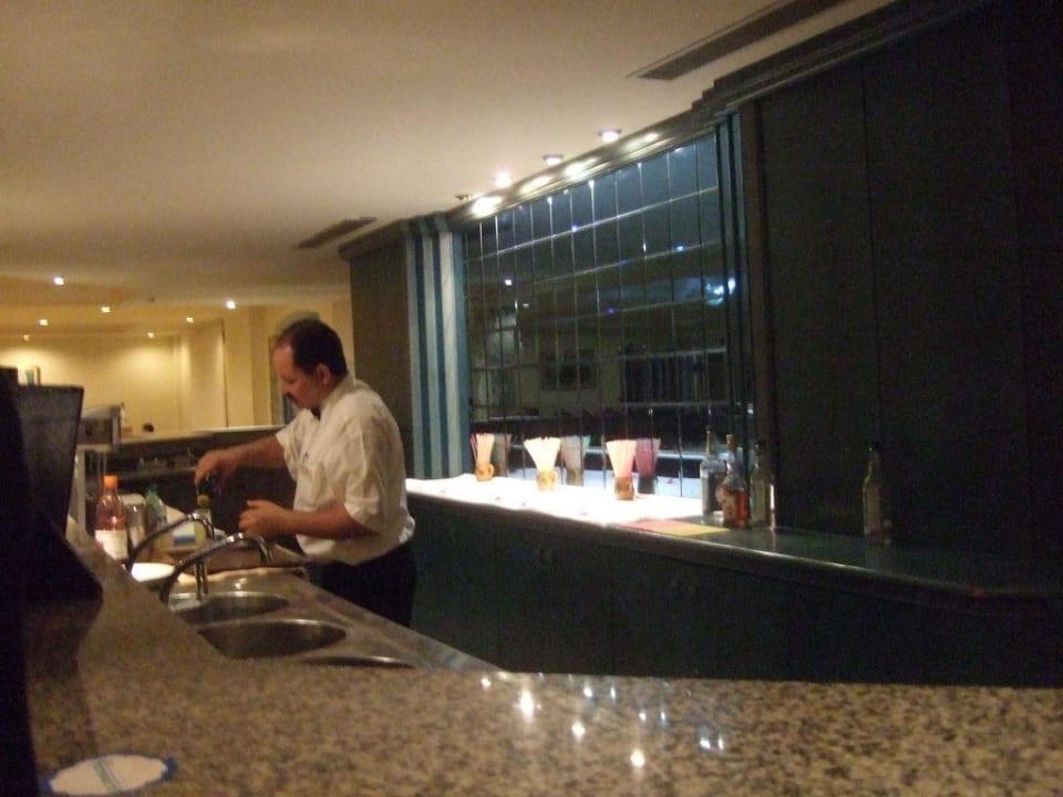 Kellner beim servieren der Drinks El Mouradi Club Kantaoui