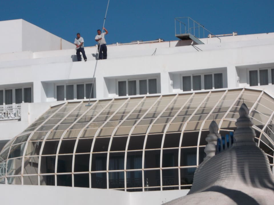 Die fleißigen Hände bei der Arbeit Hipotels La Geria