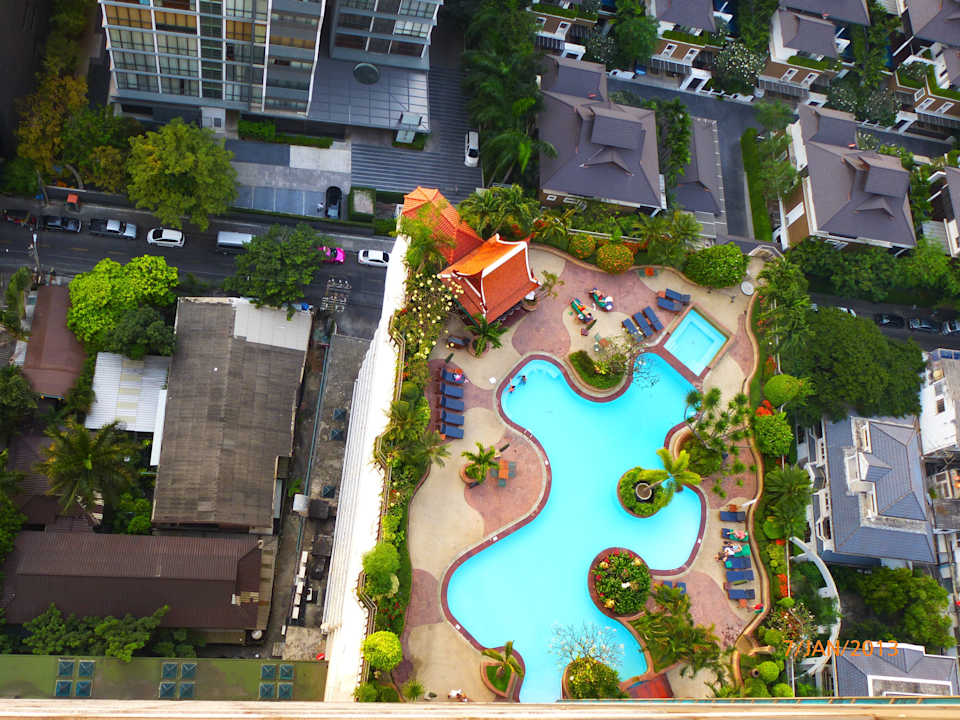 Blick vom 29. Stock auf den Pool Hotel Windsor Suites & Convention