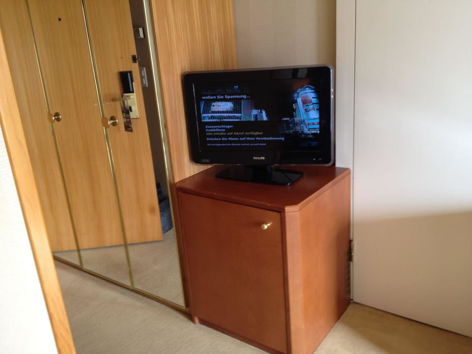 TV, Minibar, Schrank Royal Plaza Montreux