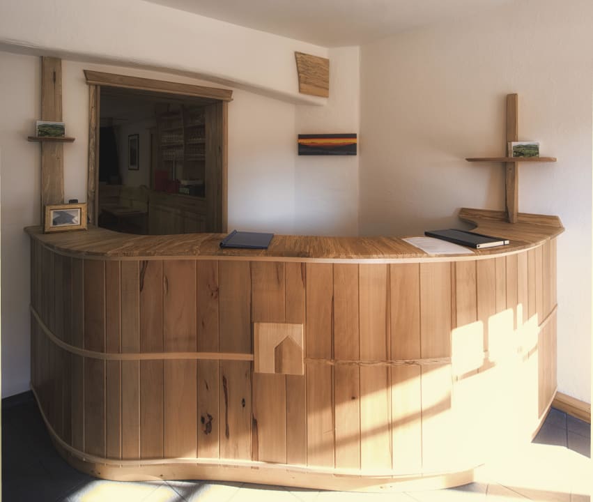 Holz zur Begrüßung am Empfang Pension Kapellenhof