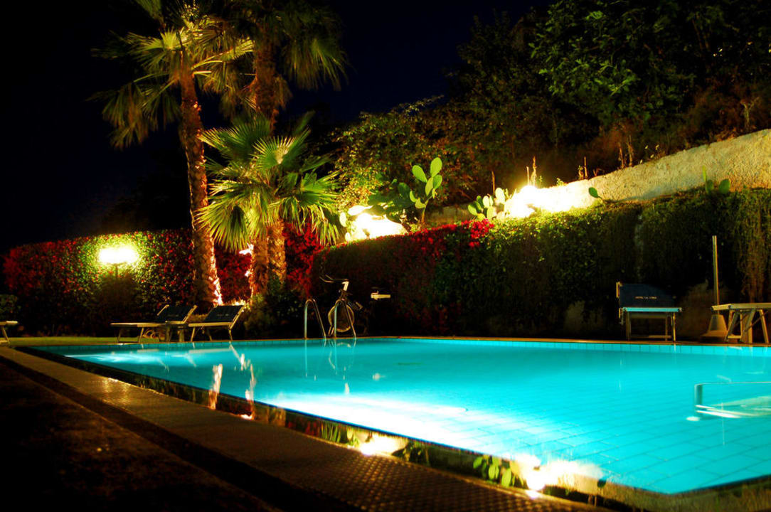 Pool bei Nacht Hotel La Luna