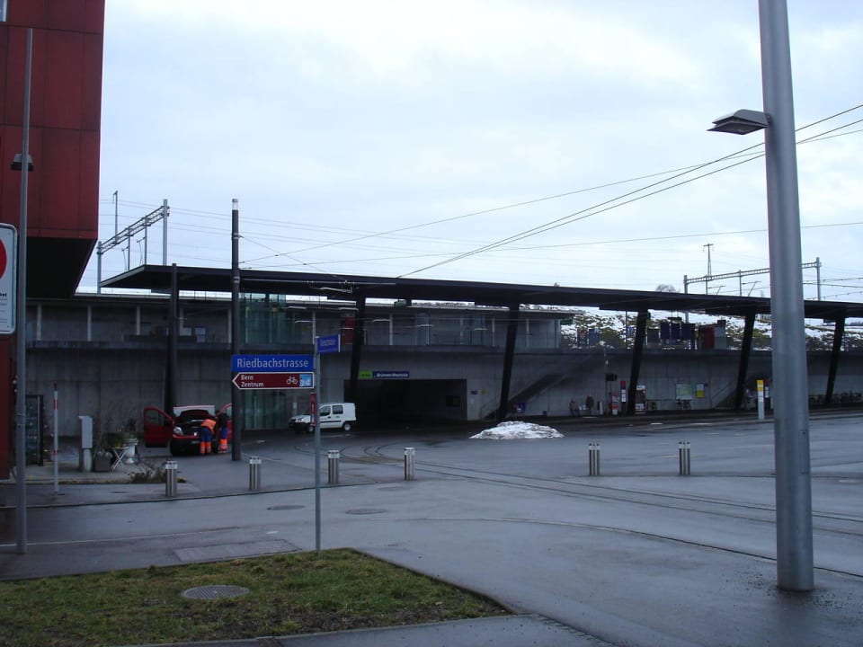Bahnhof und Tramstation vor dem Hotel Holiday Inn Bern - Westside