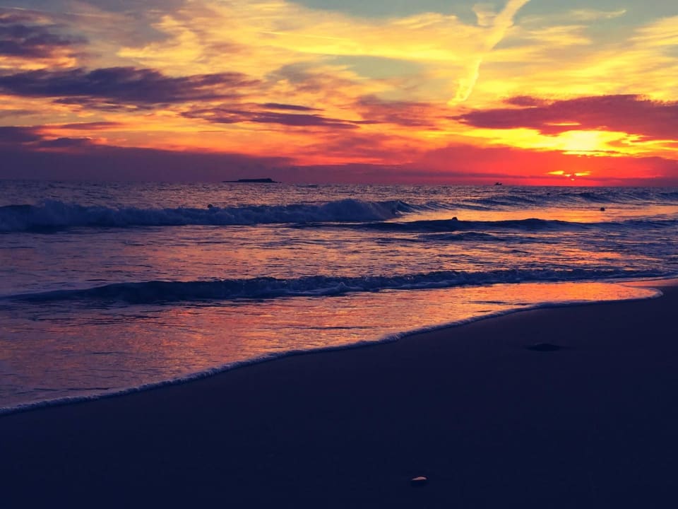 Sonnenuntergang am Hotelstrand  Sandy Beach Resort