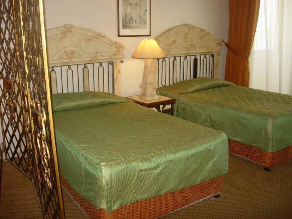 Hotelzimmer -Schlafbereich Ramada by Wyndham Beach Hotel Ajman