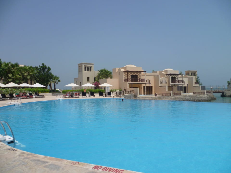 Man wurde nicht gestört Pool um 11Uhr The Cove Rotana Resort