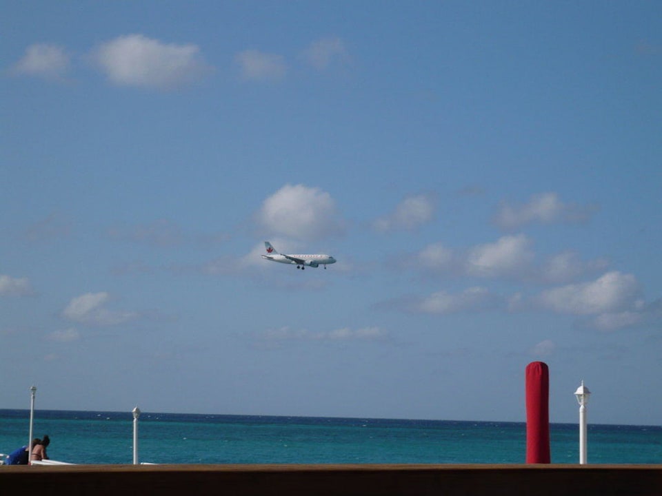 Flugzeug vom Strand Grand Decameron Montego Beach