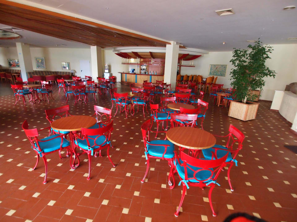 Stoliki przy basenie wewnętrznym Pestana Blue Alvor Beach