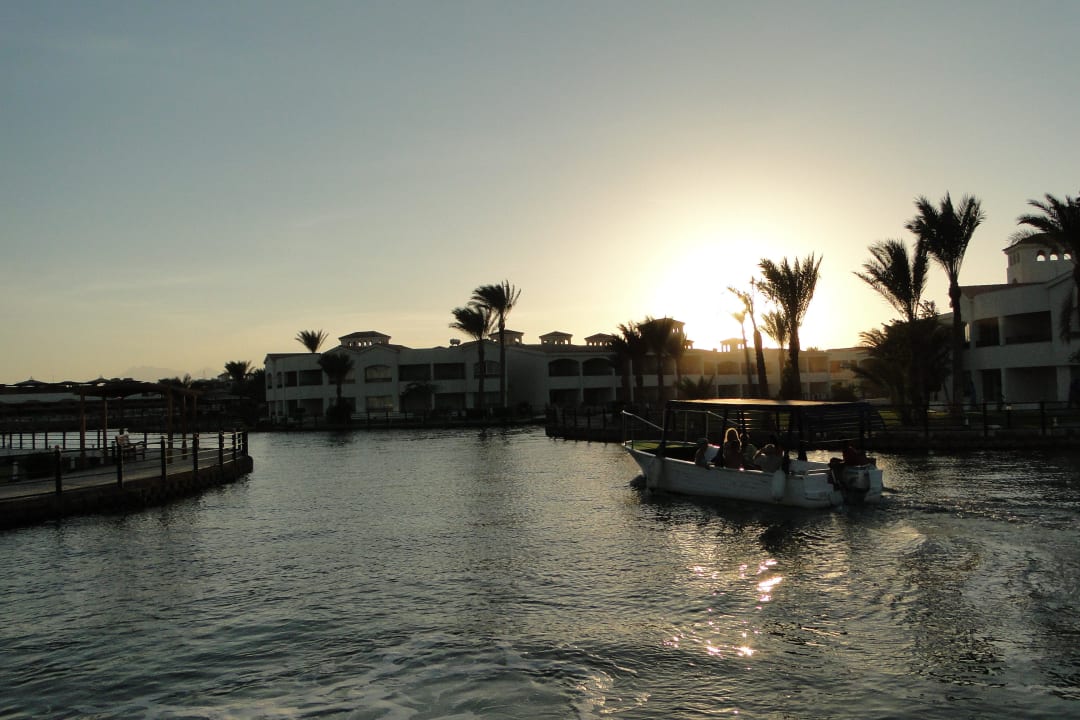 Mit dem Boot durch die Anlage Pickalbatros Dana Beach Resort - Hurghada