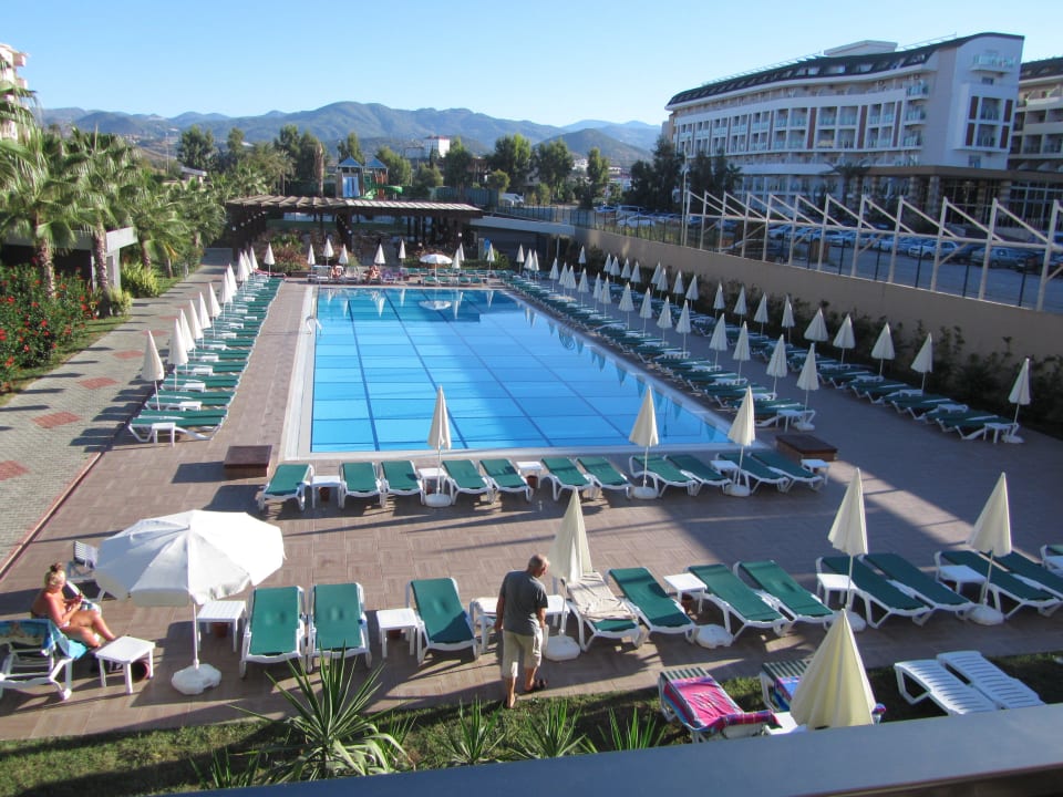 Neuer Pool mit Treppe ins Wasser Hotel Royal Garden Beach