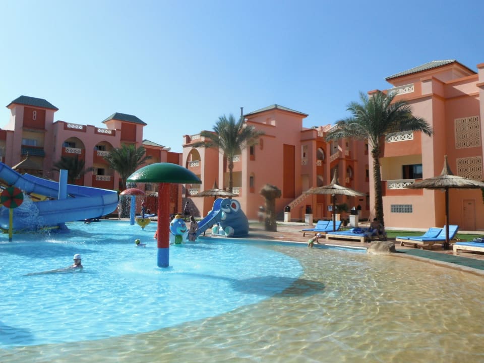 Вид на территорию у детского бассейна Pickalbatros Aqua Park Resort - Hurghada