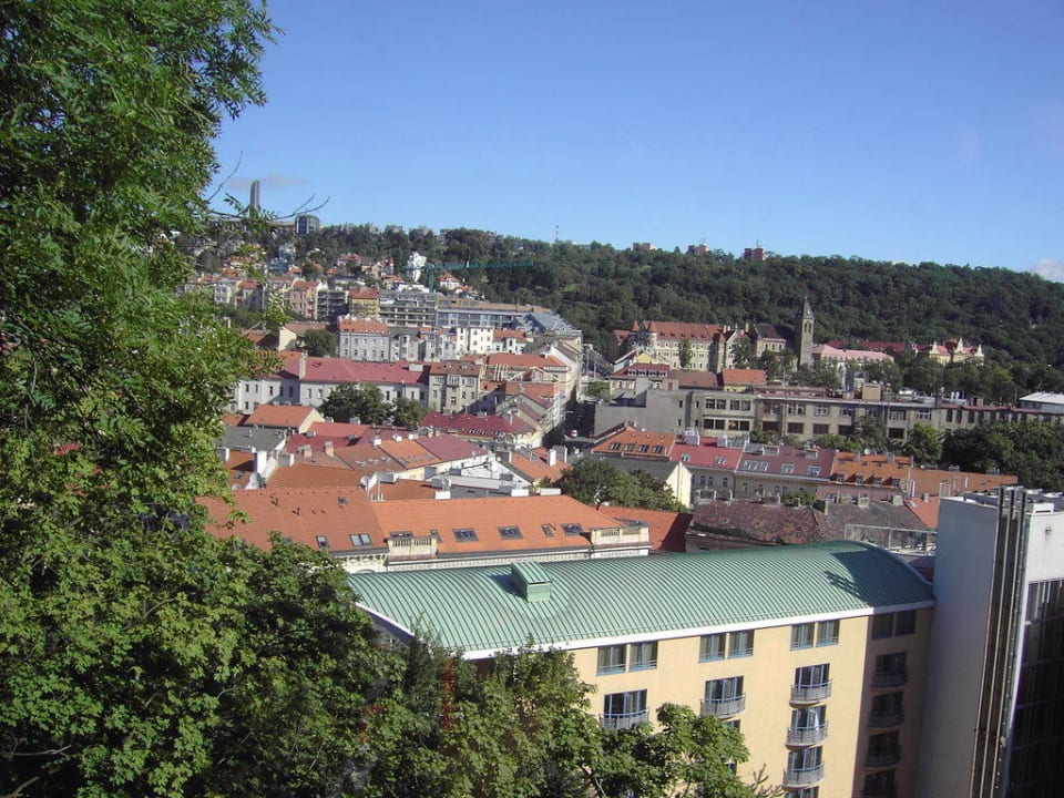 Blick auf Hotel (gelb) und Stadt NH Prague City