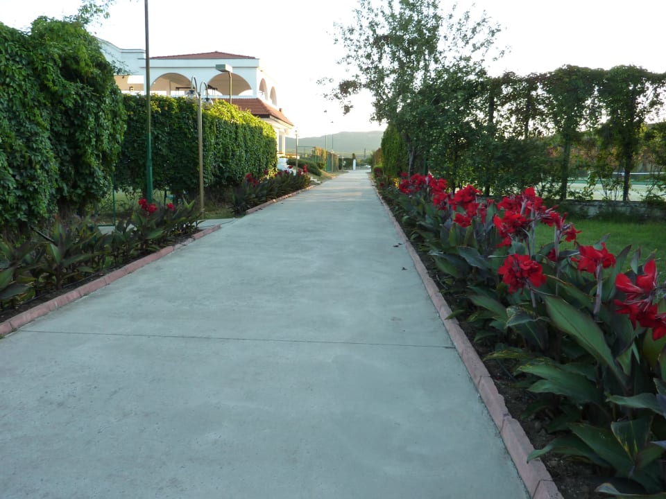 Blick Richtung Tennisplätze und Fitnesscenter Duni Royal Holiday Village