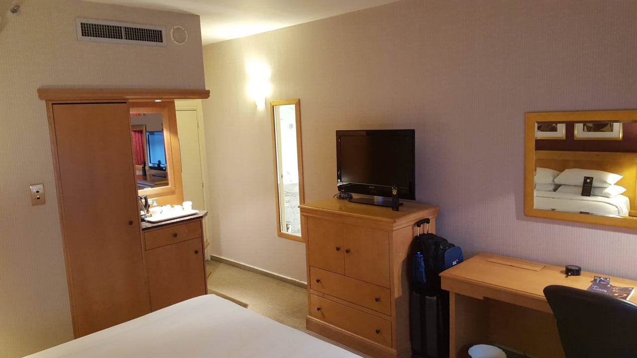 Queen room Sheraton Heathrow Hotel