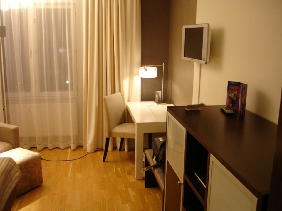 LCD TV und Arbeitsplatz mit Breitbandinternet Glo Hotel Art