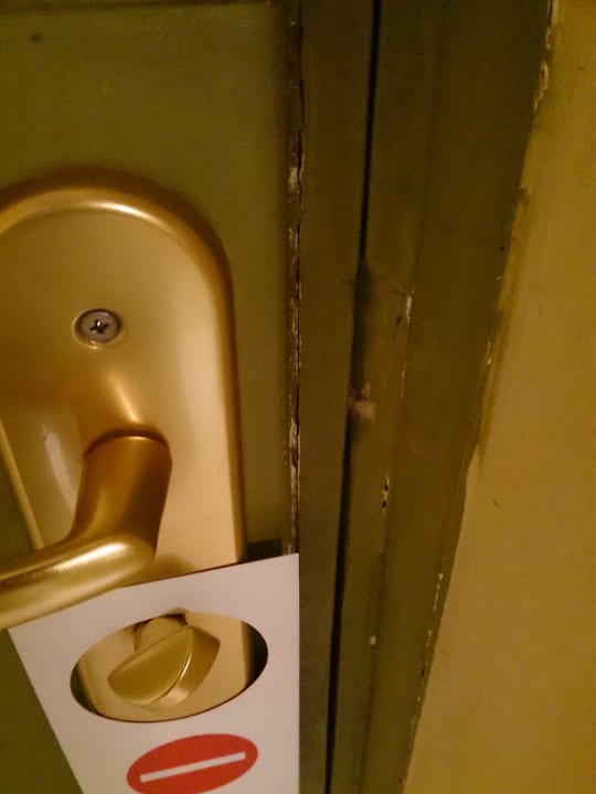 Beschädigte Türe Ghazala Gardens