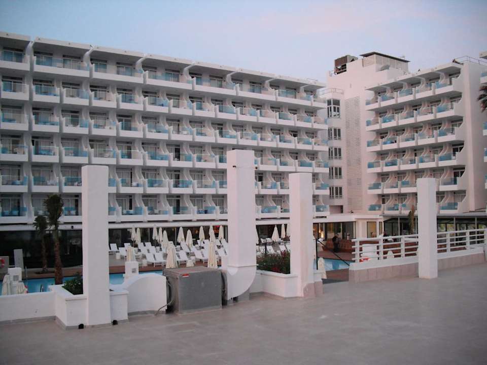 Hotelansicht vom Pool aus gesehen Iberostar Waves Bahia de Palma