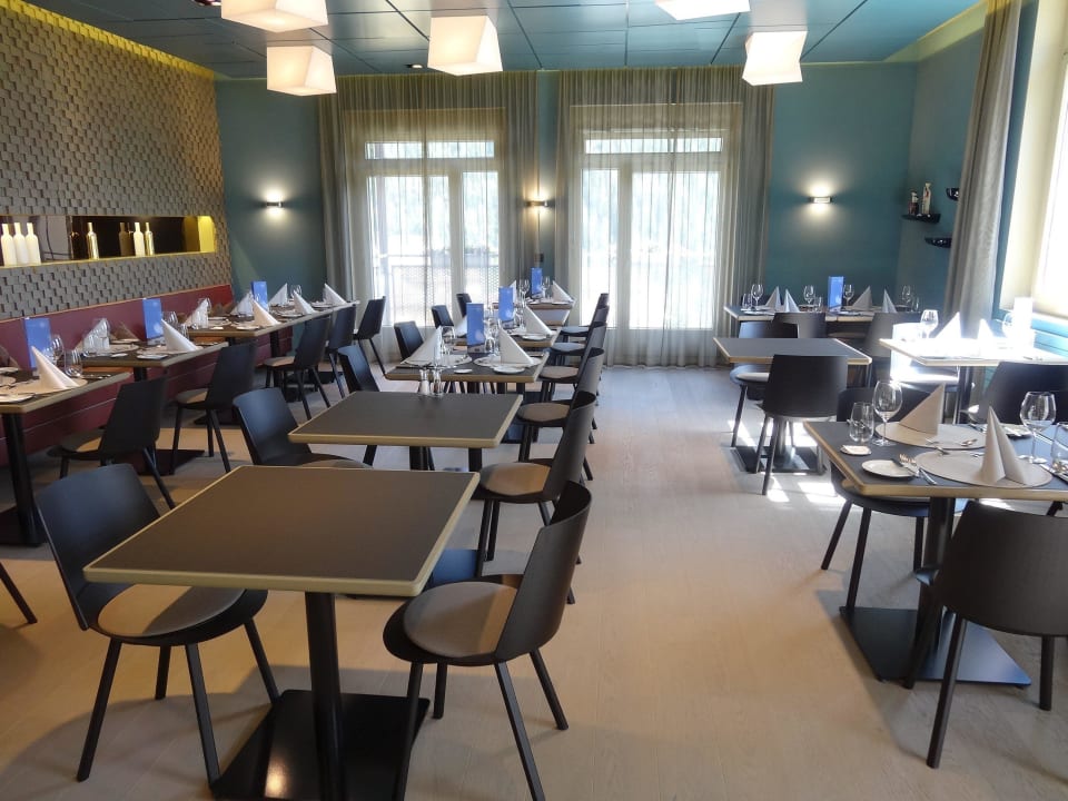 Farbige Wände, antrazitfarbenes Mobiliar, Parkett Badehotel Belvair