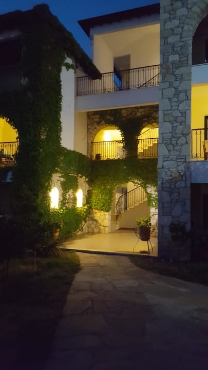 Eines der Hauseingänge Hotel Geranion Village