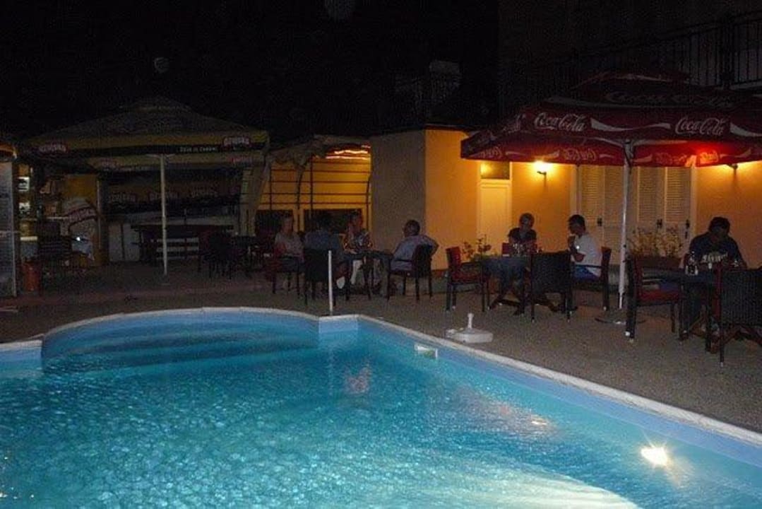 Abendessen um den Pool Pension Sport