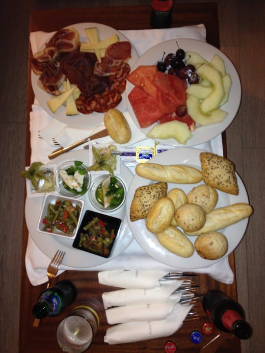 "Kleinigkeit" zu Essen bei unserer späten Ankunft Protur Turo Pins Hotel