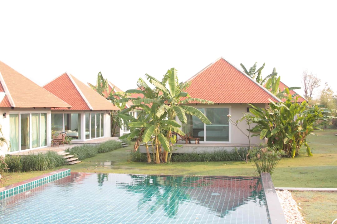 Blick über den Pool zu den Bungalows Lucerne Villa Resort Khao Yai