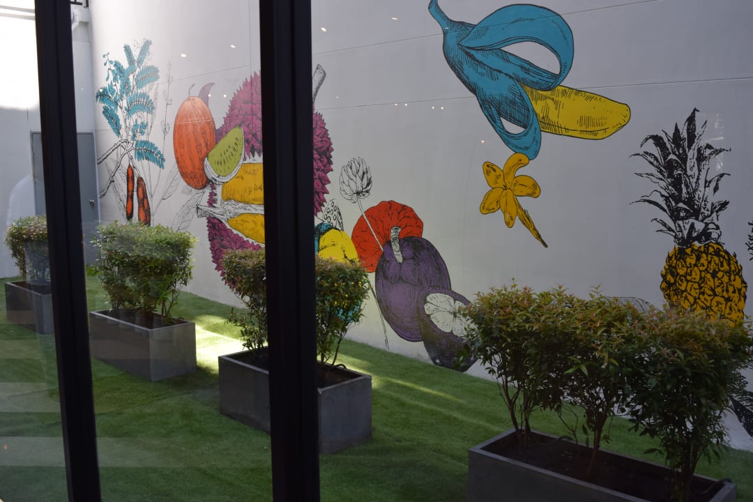 Ausblick auf den Hinterhof vom Restaurant ibis Styles Bangkok Khaosan Viengtai