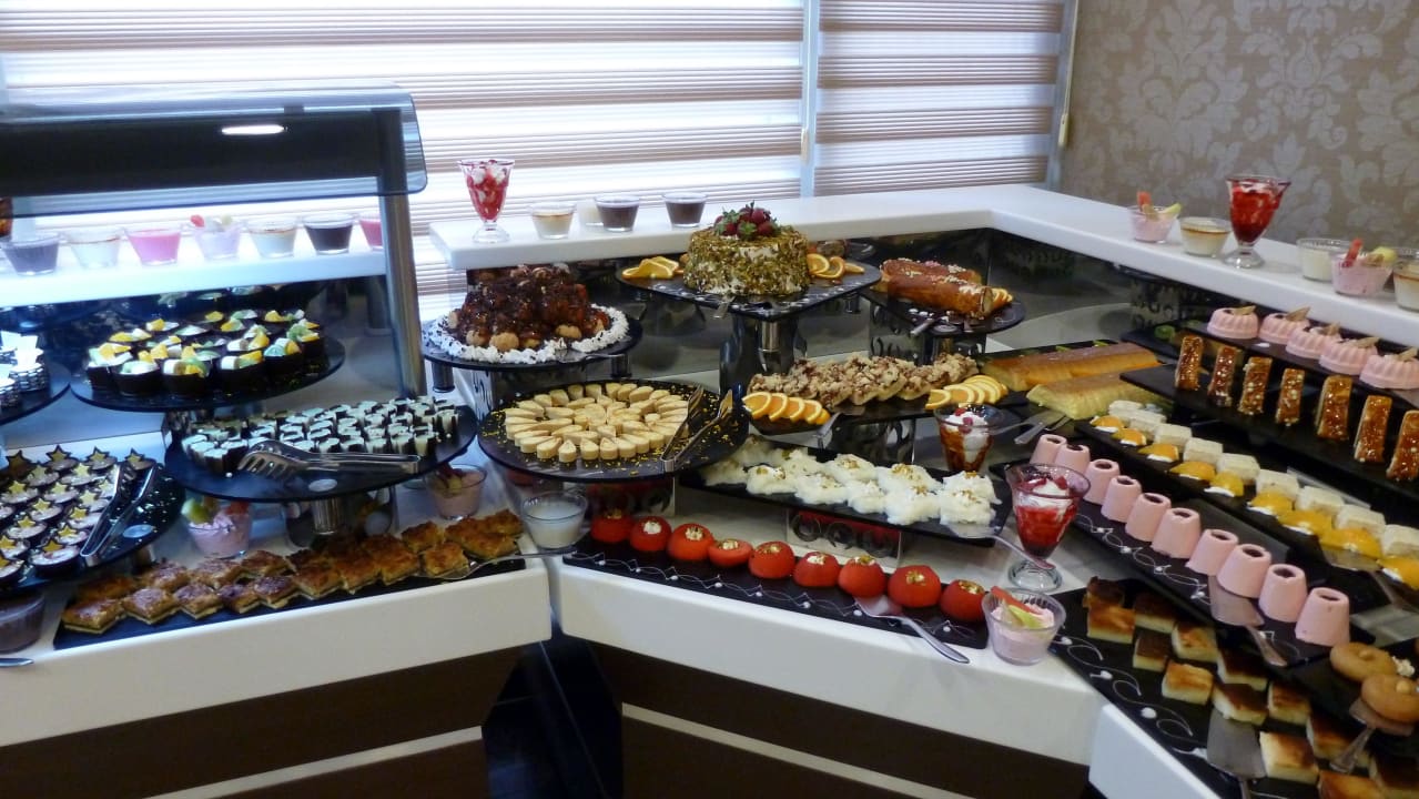 Teil des Kuchenbuffets beim türkischen Abend  Hotel Terrace Beach Resort