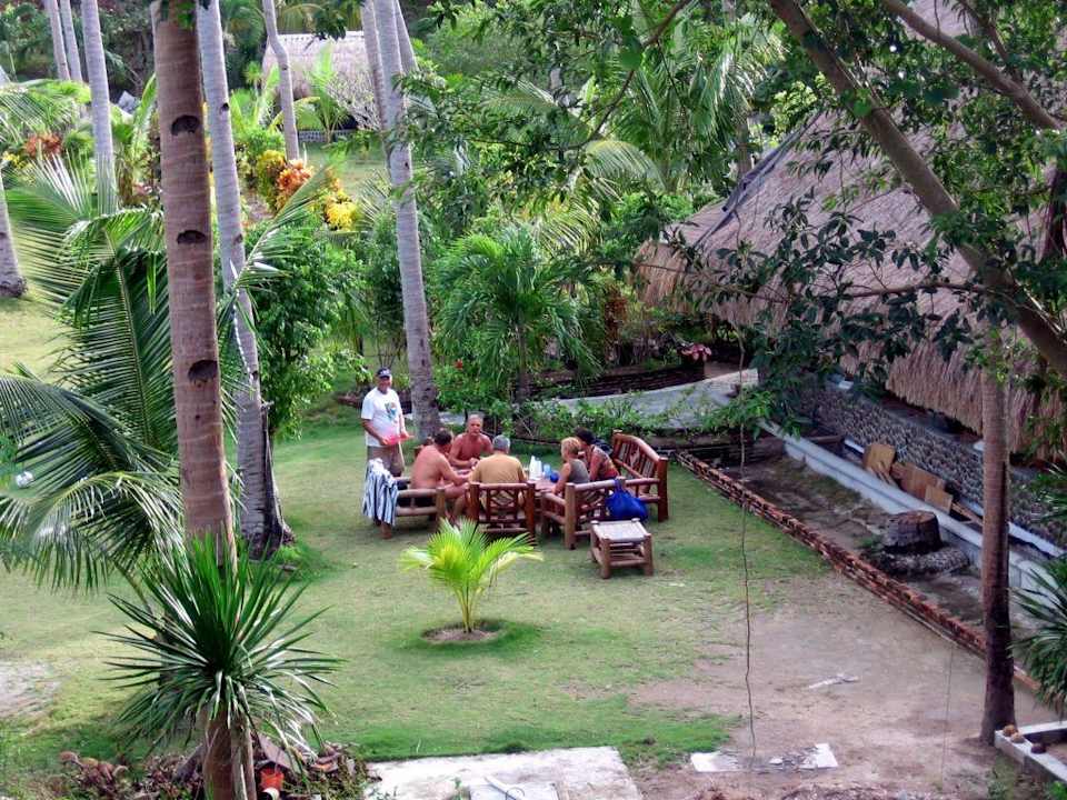 Sitzgruppe im Palmengarten Beach Resort Villa Kaanit