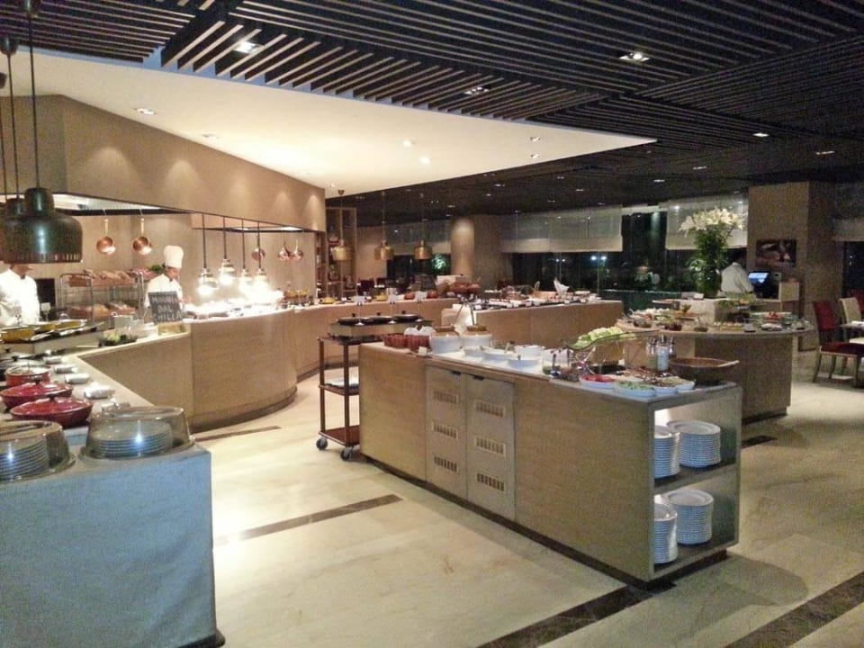 Dinner im Cafe Knosh The Leela Ambience Convention Hotel Delhi