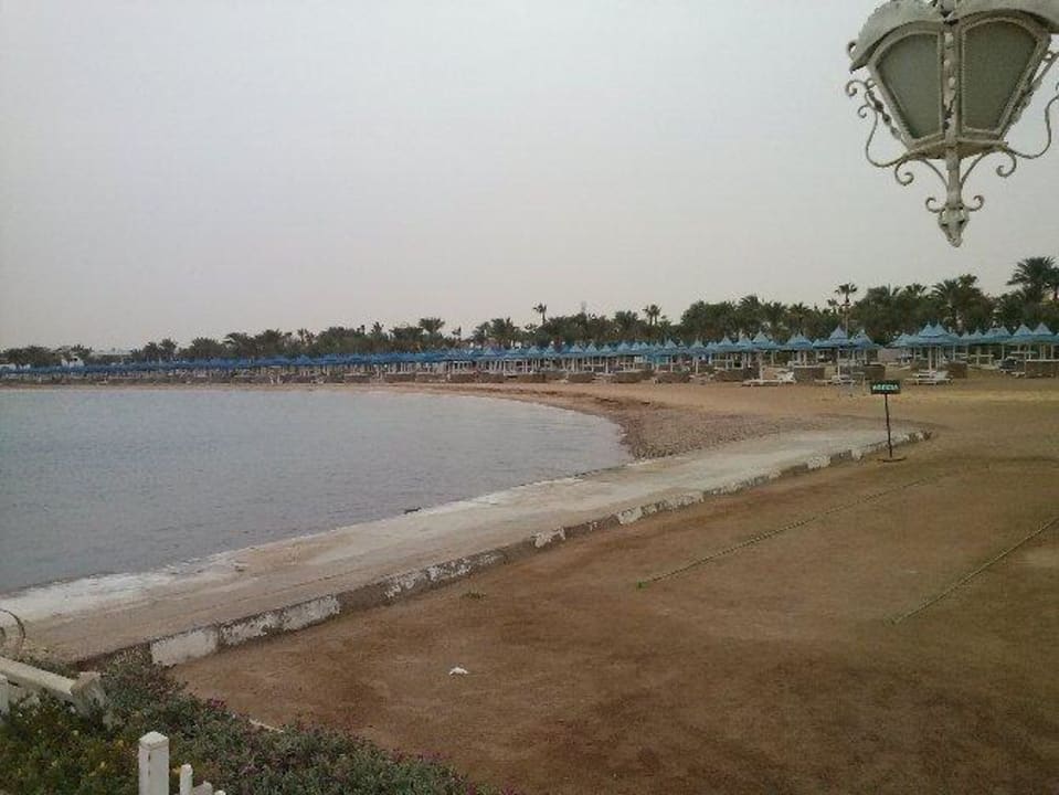 Hotelstrand an bewölktem Tag The Grand Hotel Hurghada