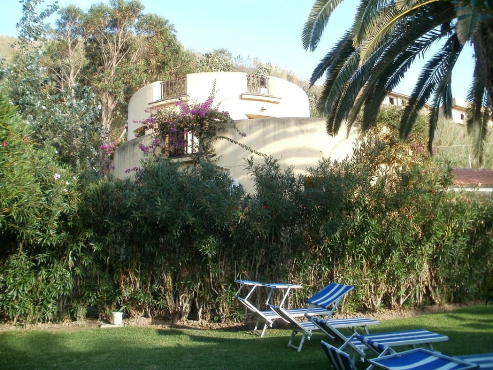 Liegewiese am Pool mit Speisesaalgebäude Hotel Club Torre Marino