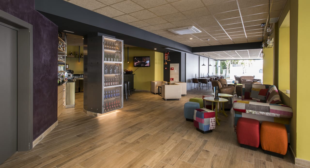 Lobby California Apartments