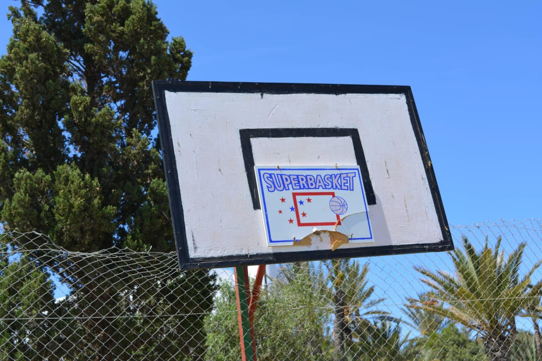 Schlechter Zustand der Sportanlage Calimera One Resort Jockey