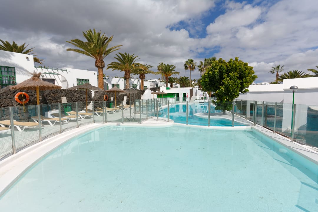 Pool Apartamentos LIVVO Las Gaviotas