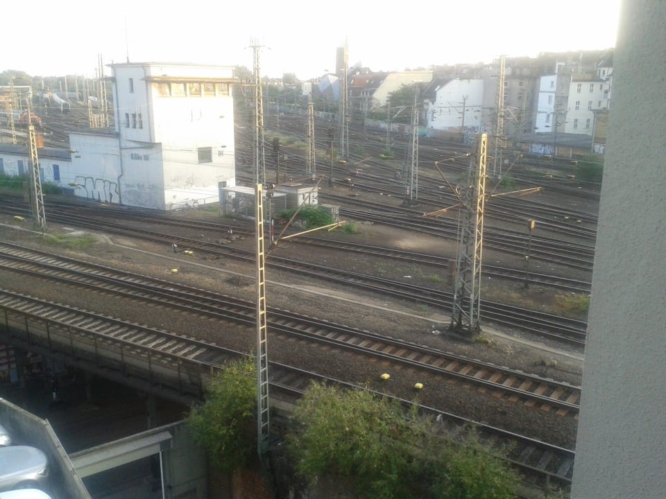 Ausblick aus dem Fenster - Knotenpunkt Premier Inn Köln City Mediapark