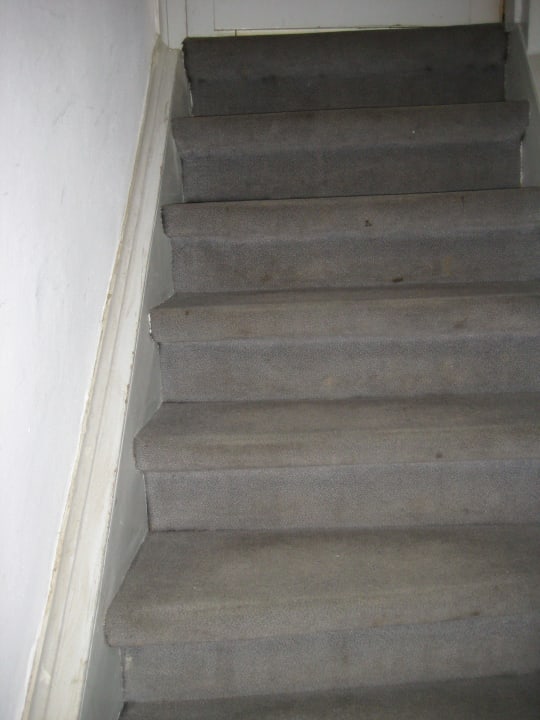 O3- schmutzige Treppe Ferienwohnungen Ober-Mörlen