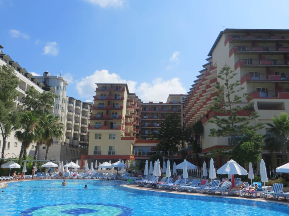 Hotel od strony basenu Holiday Park Resort