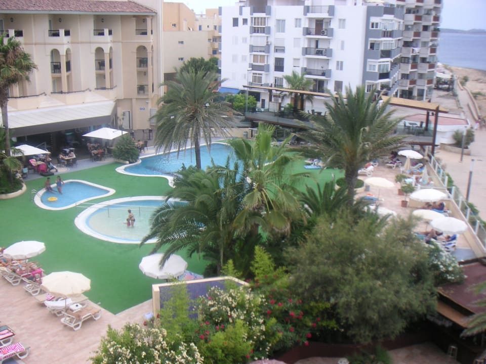 Blick auf die Poolanlage Hotel-Apartamentos Blau Parc