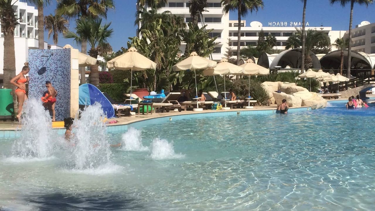 Ein Teil der Poloanlage Adams Beach Hotel