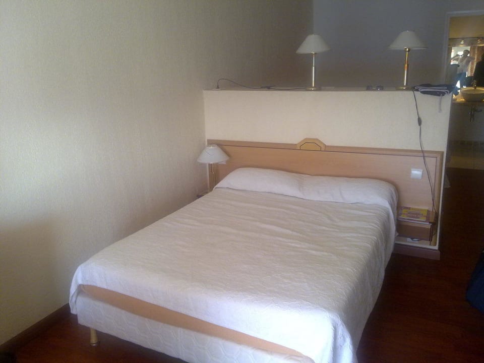 Gutes Bett 140 cm Hotel Beausejour