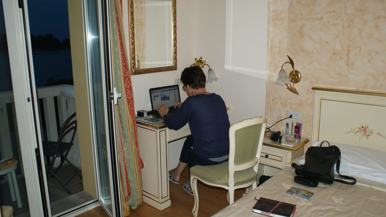 Biurko przy balkonie Hotel Viktoria Palace