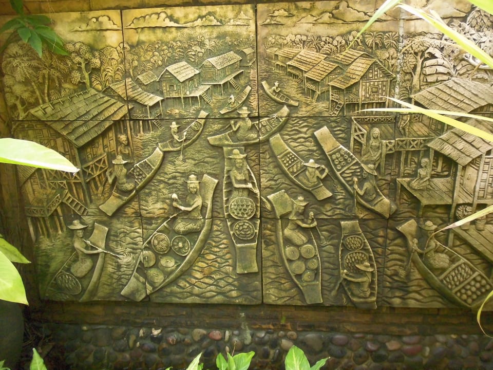 Eines der vielen Reliefs im Hotel Santhiya Koh Phangan Resort & Spa