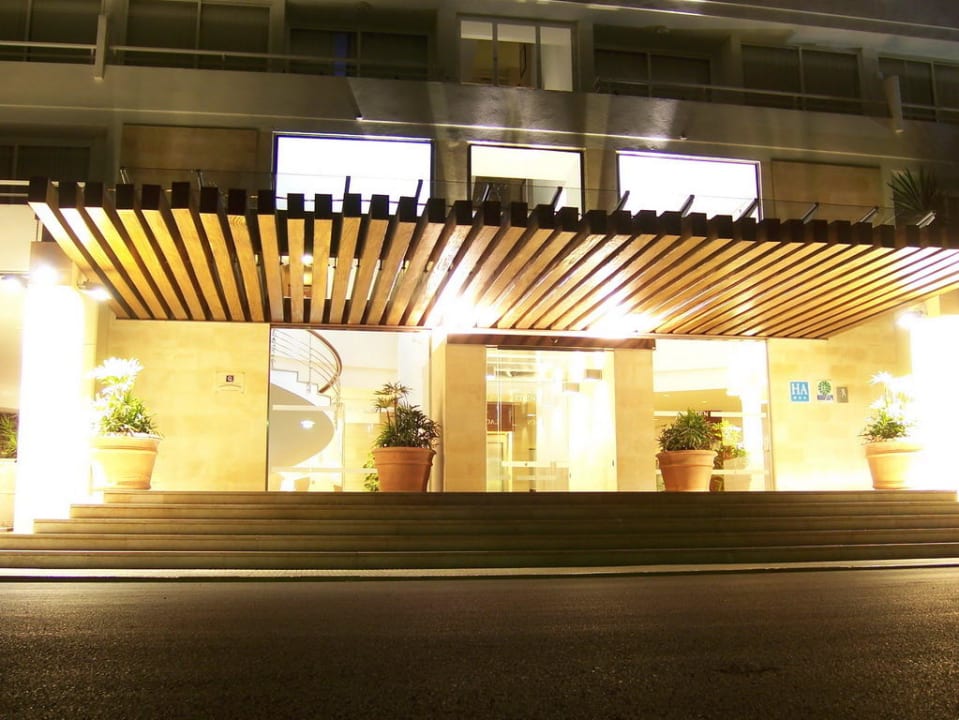 Eingang abends VIVA Eden Lago